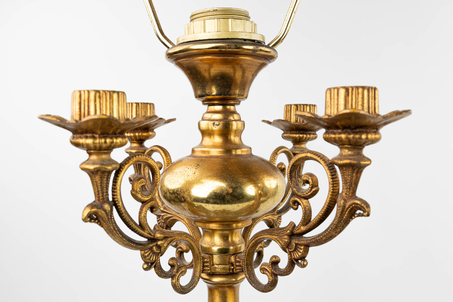 Een collectie van 3 lampen in Hollywood Regencystijl en gemaakt door Deknudt (H:92cm)