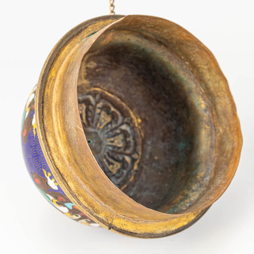 Een Tibetaanse ceremoniële schenkkan gemaakt uit verguld brons en afgewerkt met cloisonné