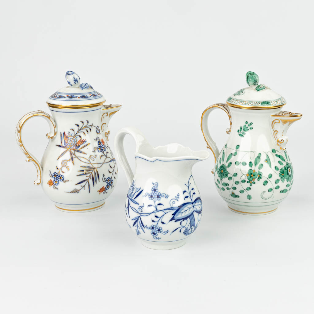 Een collectie van 2 koffiepotten en een melkkan gemaakt door Meissen porselein, 20ste eeuw. (H:17cm)