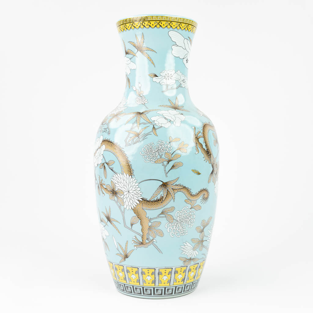 A Chinese vase made of porcelain and decorated with Dragons. Marked Yong Qing Chang Chun. (H: 43 x D: 20 cm)