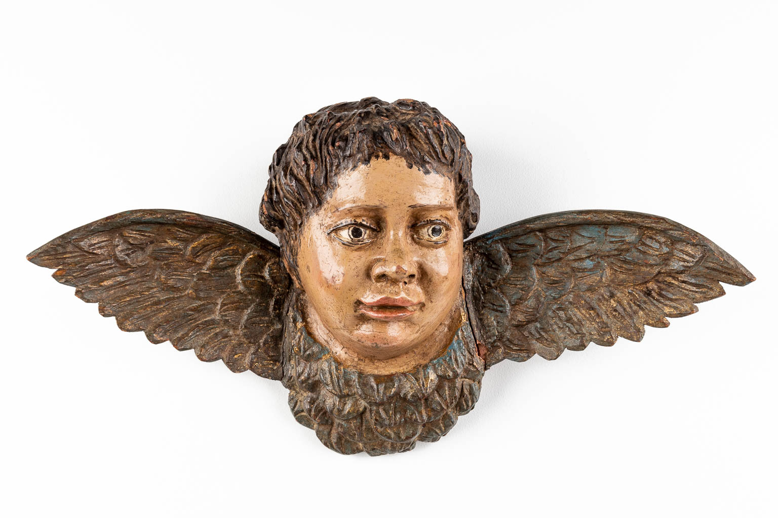 Een antieke houtsculptuur van een engel, polychromie, 18de eeuw. (W:61 x H:34 cm)