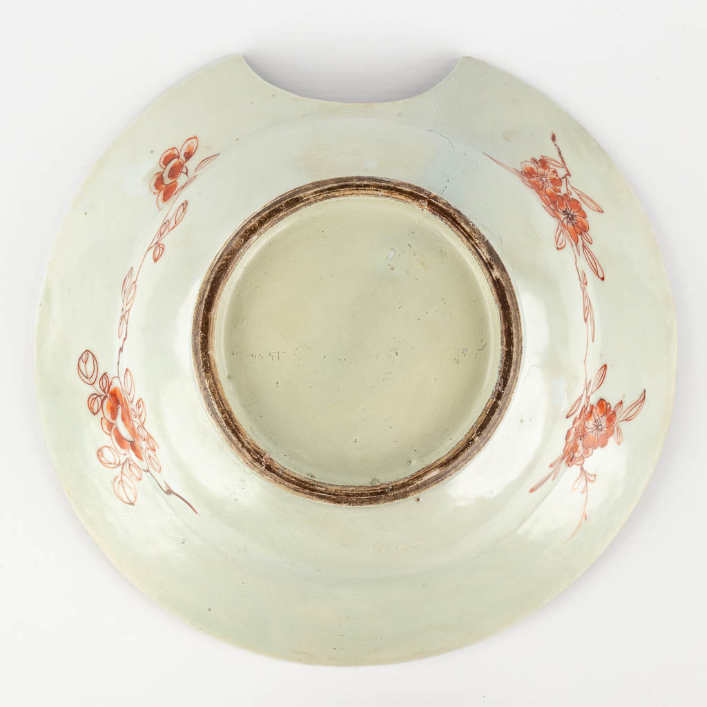 A Chinese shaving bowl and 6 celadon plates, decorated with fauna and flora. 19th and 20th C (H:7 x D:26,5 cm)