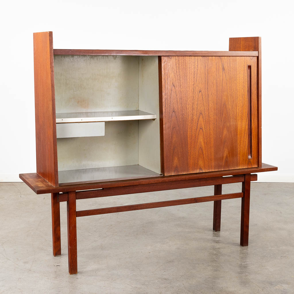 Een mid-century bar cabinet, teak veneer. Circa 1960 (D:39 x W:144 x H:123 cm)