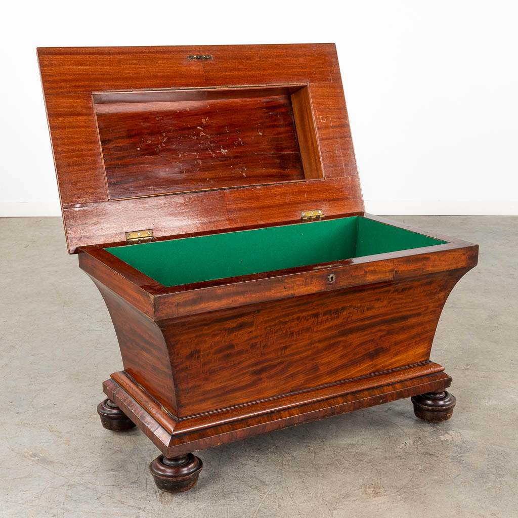 An exceptionally large English Cellarette or Wine Cooler, Mahogany, 19th C. (D:46 x W:79 x H:51 cm)