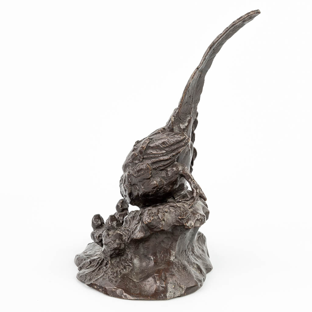 Een bronzen figuur van een fazant met kuikens, gemaakt uit brons. (H:22,5cm)