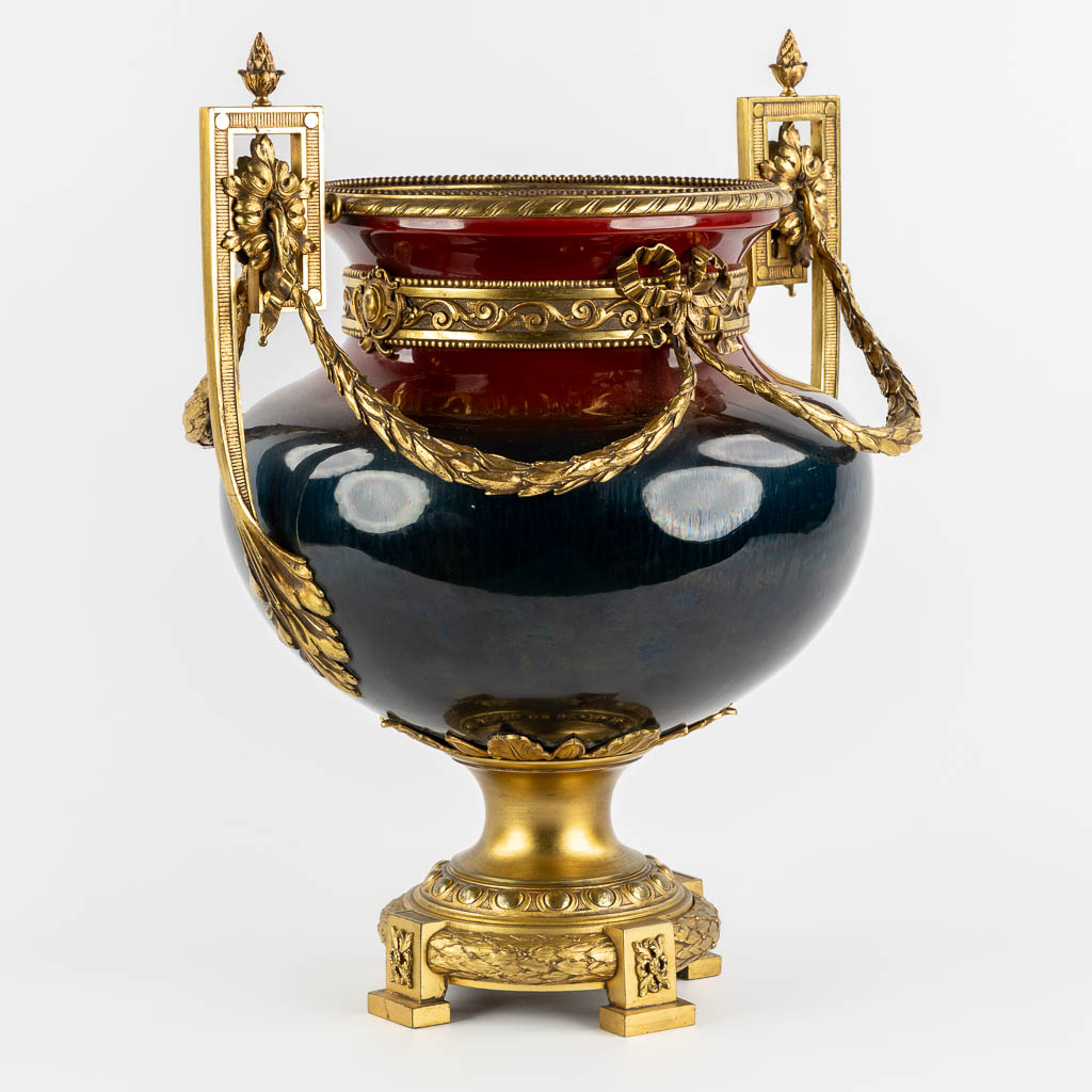 Een grote faience vaas gemonteerd met verguld brons in Lodewijk XVI stijl. Circa 1900. (L:34 x W:40 x H:50 cm)