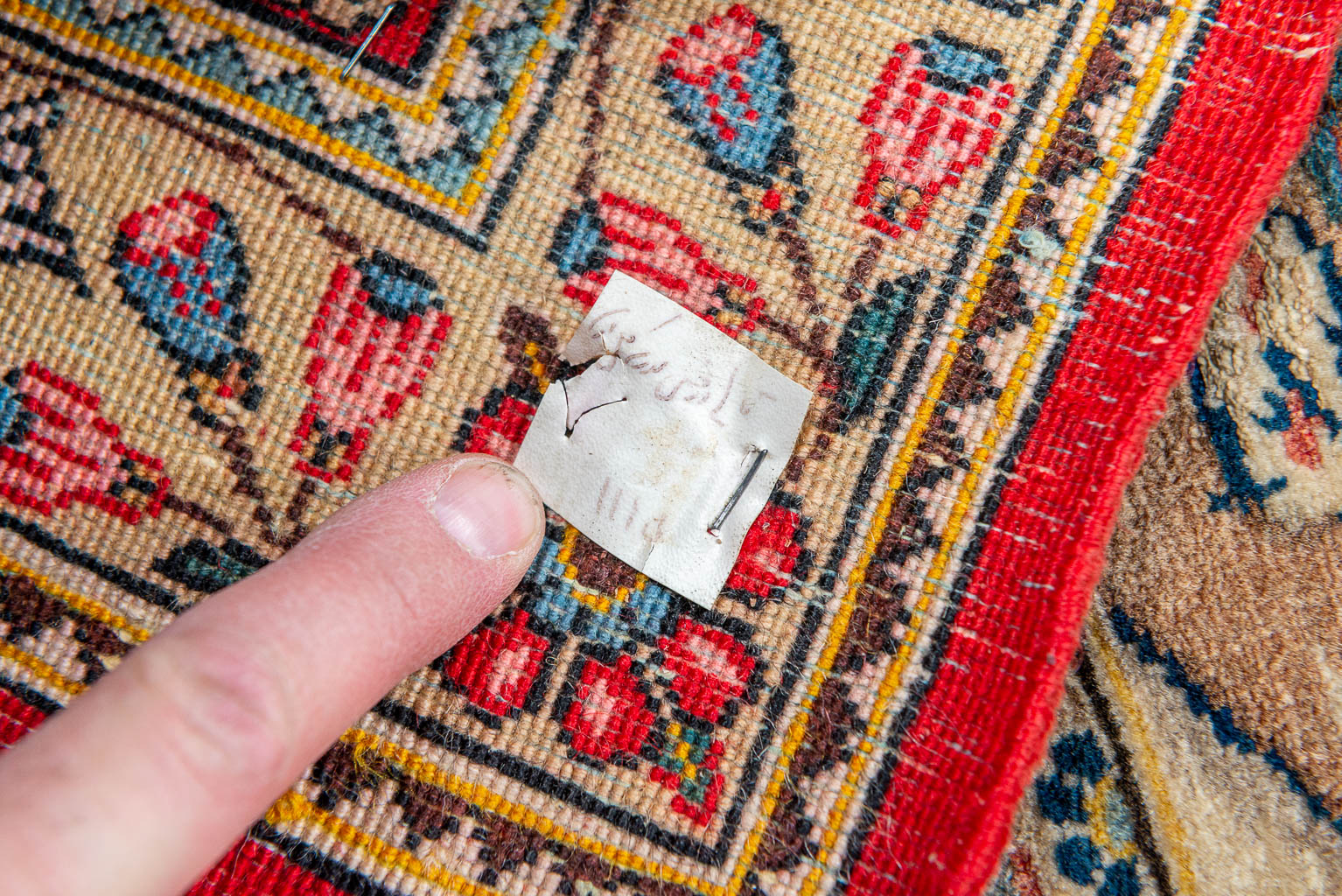 Een antiek handgeknoopt tapijt 