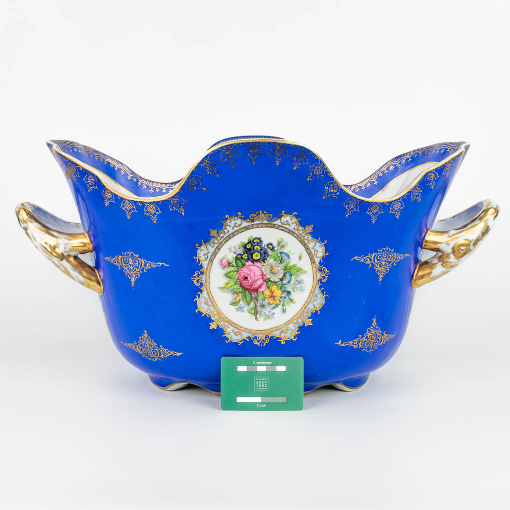 A large wine cooler made of porcelain with flower decor and marked with the Meissener logo. (H:28cm)