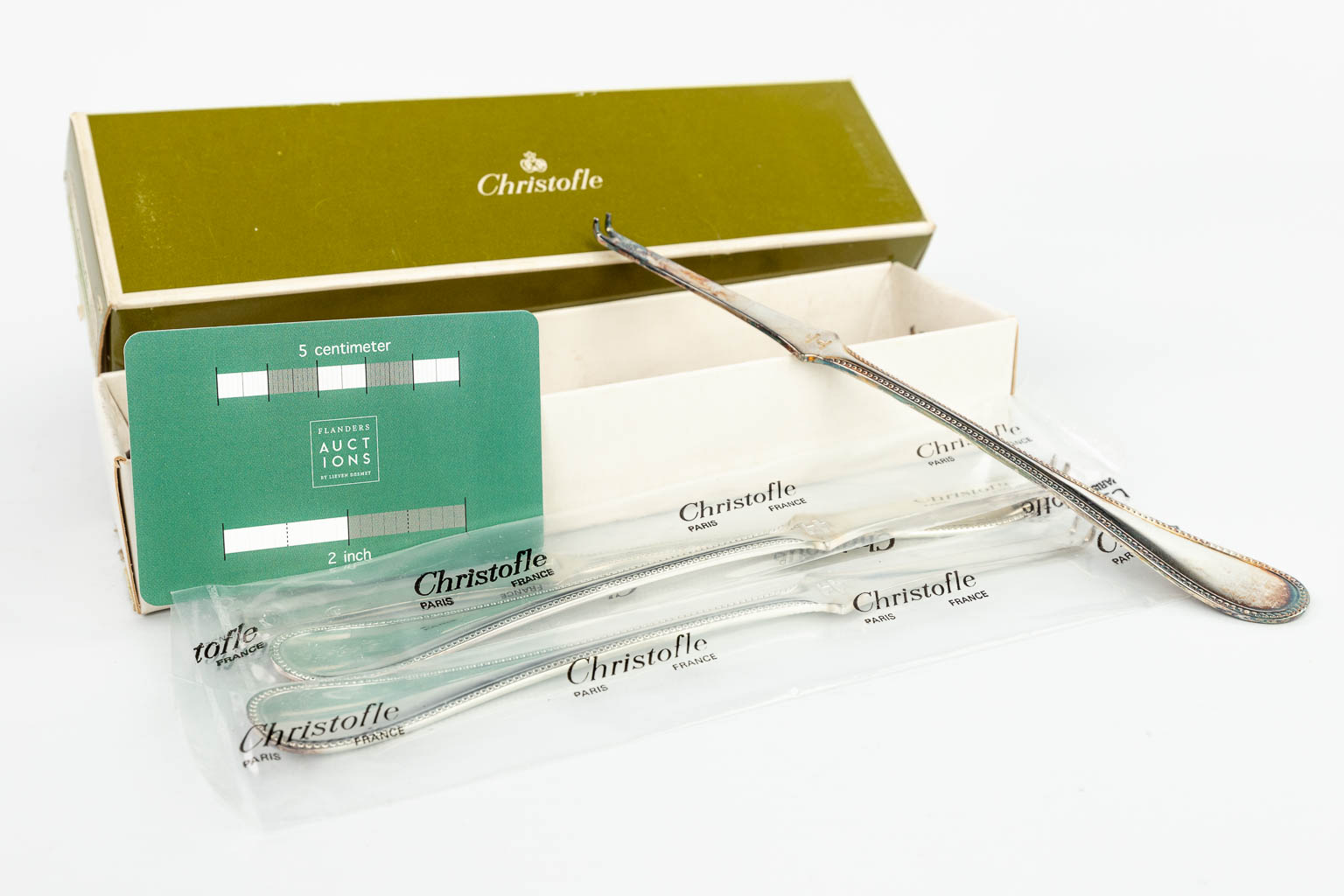 Een collectie kreeftvorkjes gemaakt uit verzilverd metaal door Christofle, model Perles. 