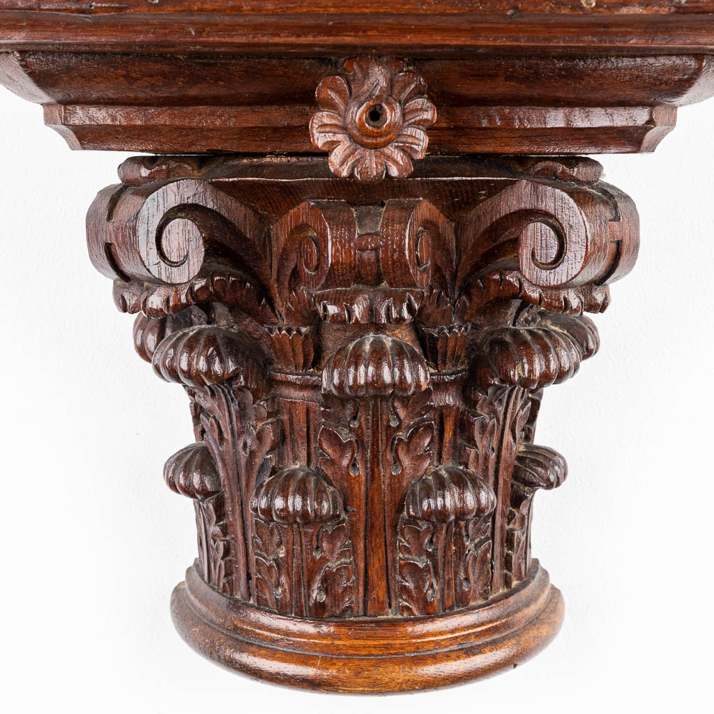 A Corinthian style capital made of sculptured oak, 19th century. (H:34,5cm)