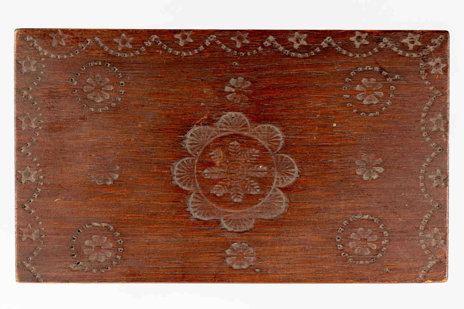 Een tafelklok gemonteerd in een miniatuur Bretoense kast. (H:35,5cm)
