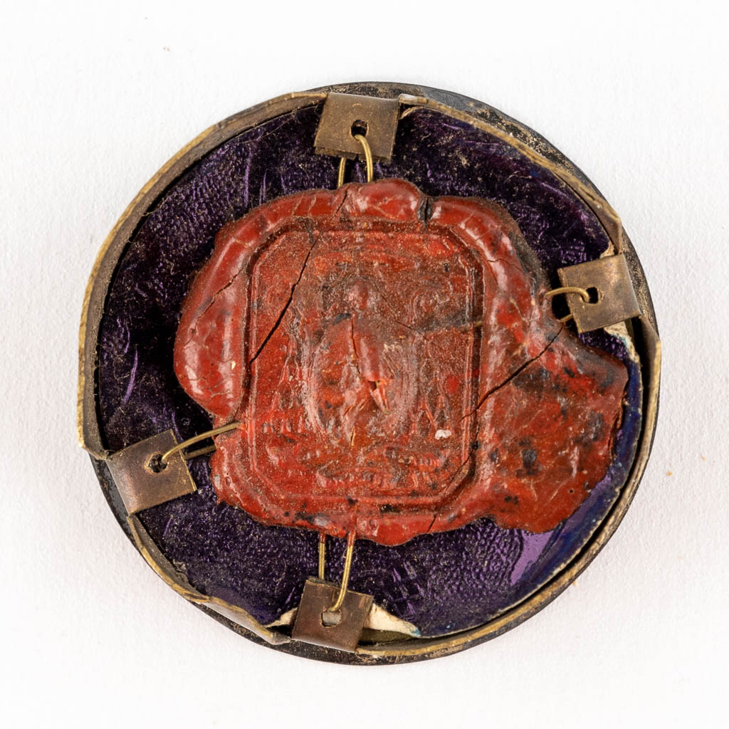 A sealed Theca with a relic and document: Ex Ossibus Sancti Rochi Confessoris. (H:1,1 x D:4 cm)