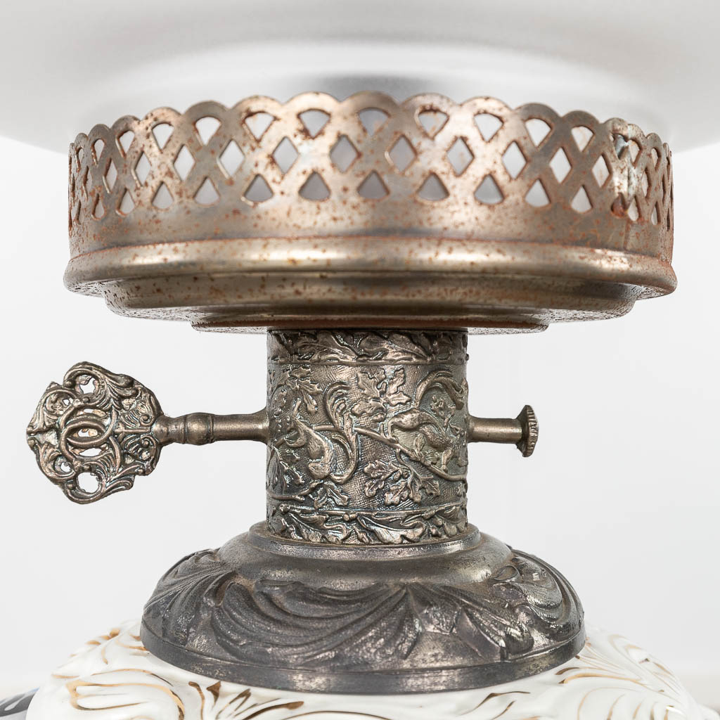 Capodimonte, grote tafellamp en 3 sierborden. Geglazuurde faience. 20ste eeuw. (H: 94 x D: 37 cm)