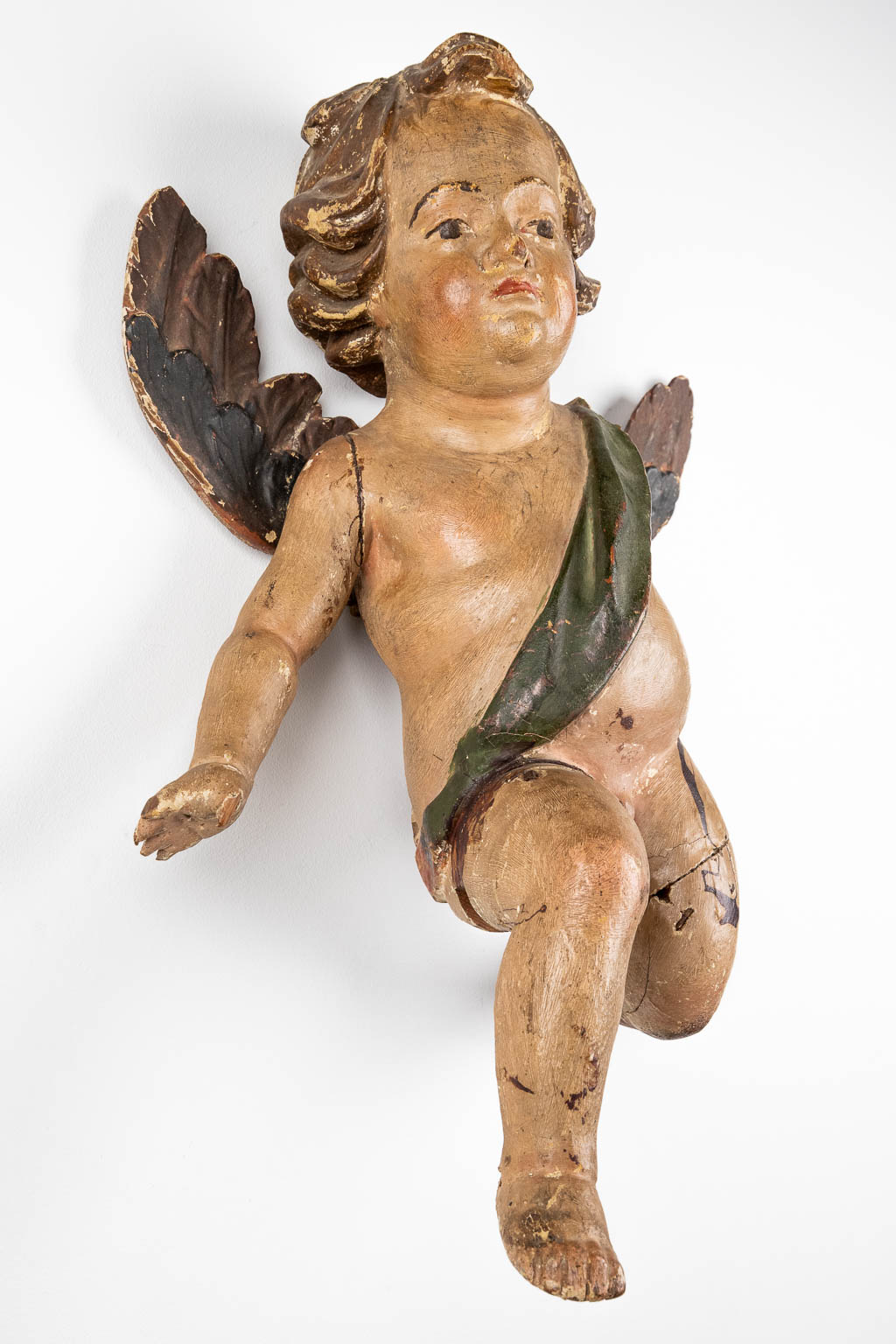 Een engel, antieke houtsculptuur met originele polychromie. 18de eeuw. (D:40 x W:58 cm)