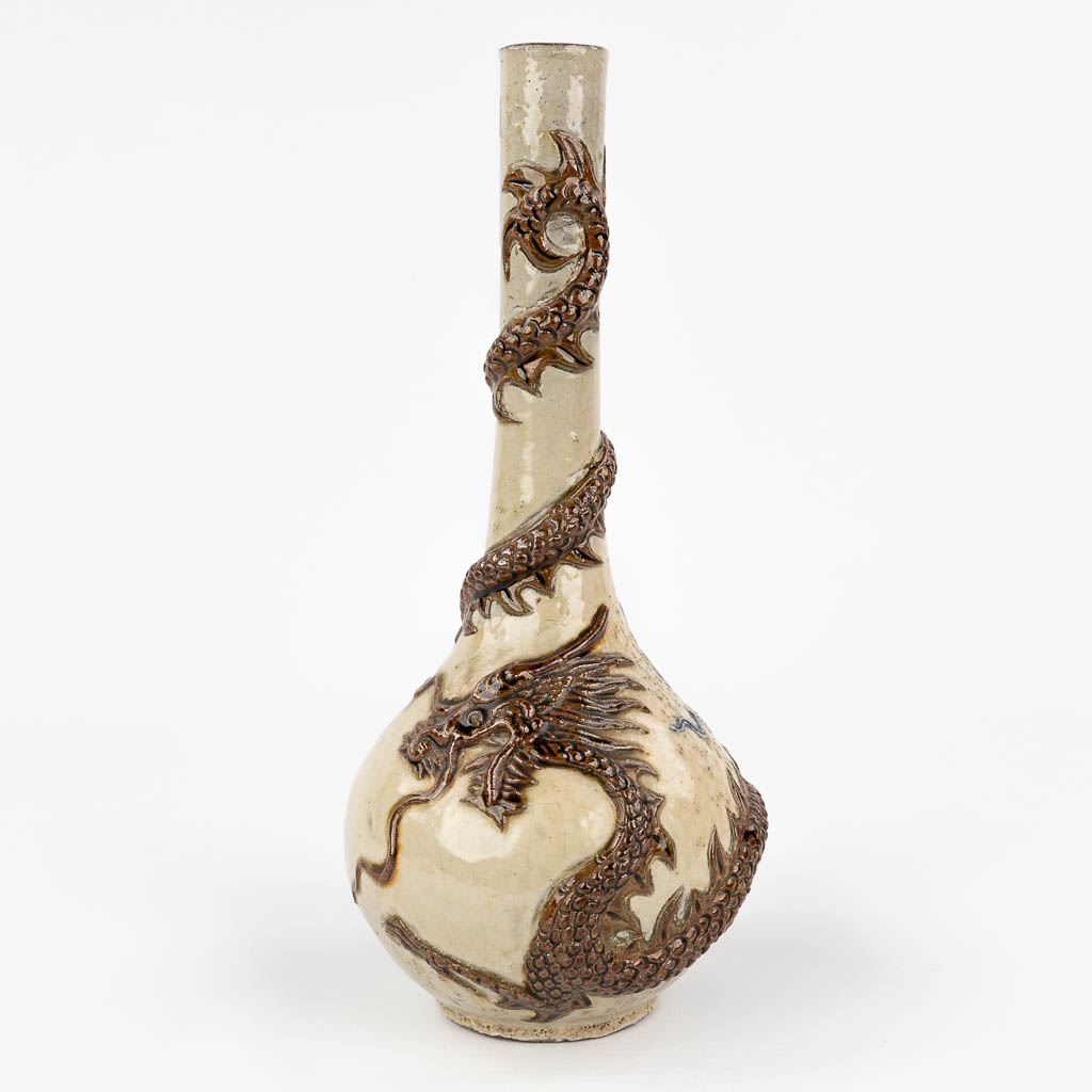  A Chinese vase Nanking with dragon decor. Stoneware, 19th/20th century. 