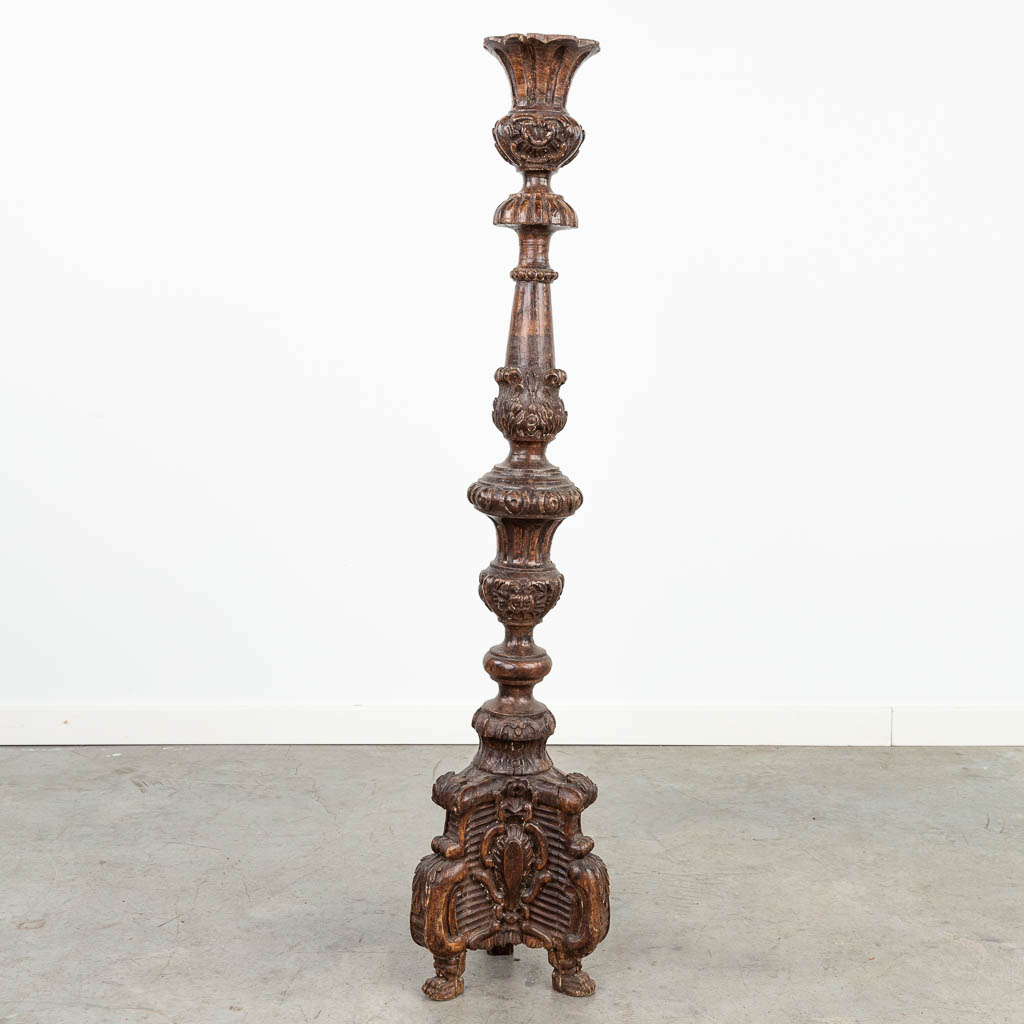 An antique wood sculptured base of a candlestick, around 1800. (H:102cm)