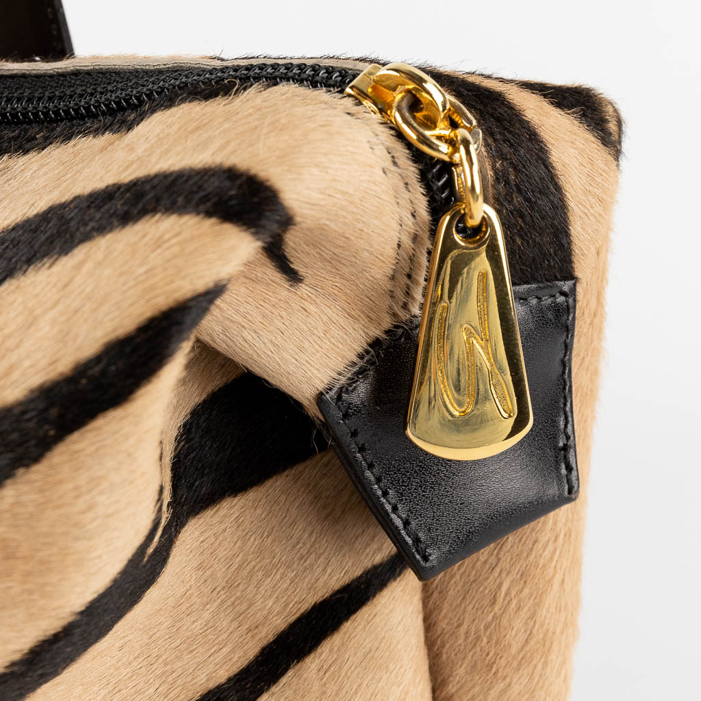 Genny, een handtas gemaakt uit paardenleder. (D:15 x W:32 x H:28 cm)