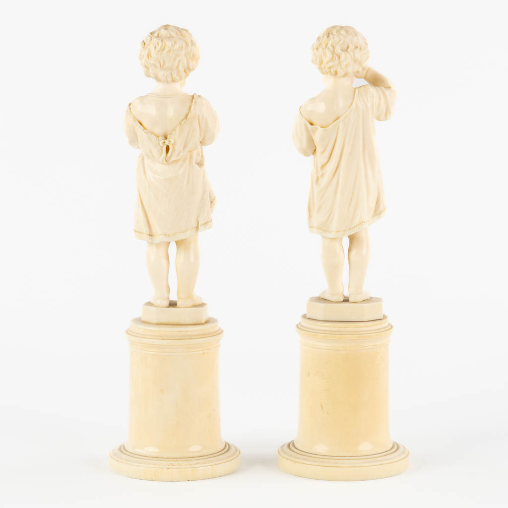 A pair of fine sculptures of Children, Ivory, Germany or Austria. 19th C. (H:19,5 x D:6 cm)