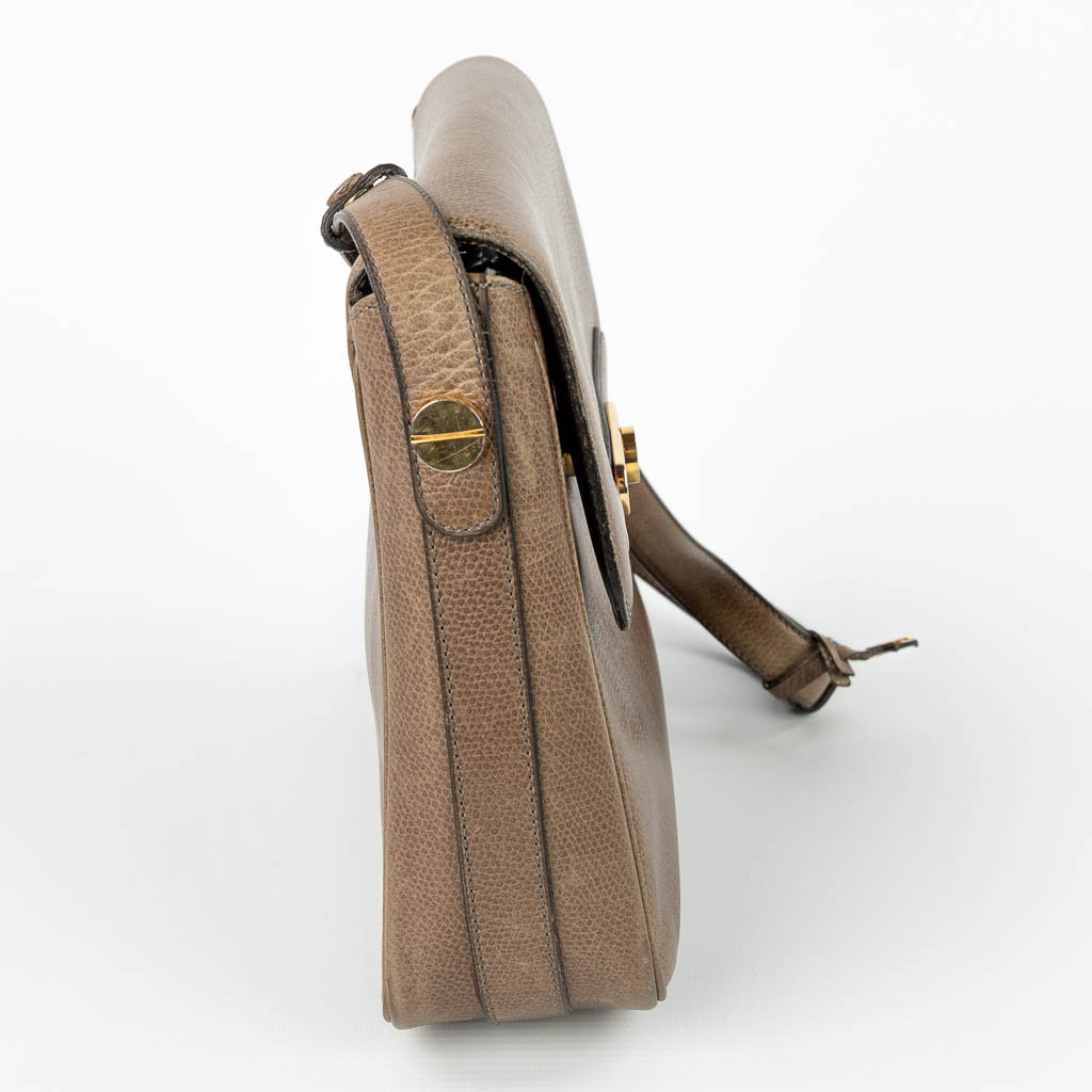 Een handtas gemaakt uit bruin leder en gemerkt Delvaux (H:22cm)
