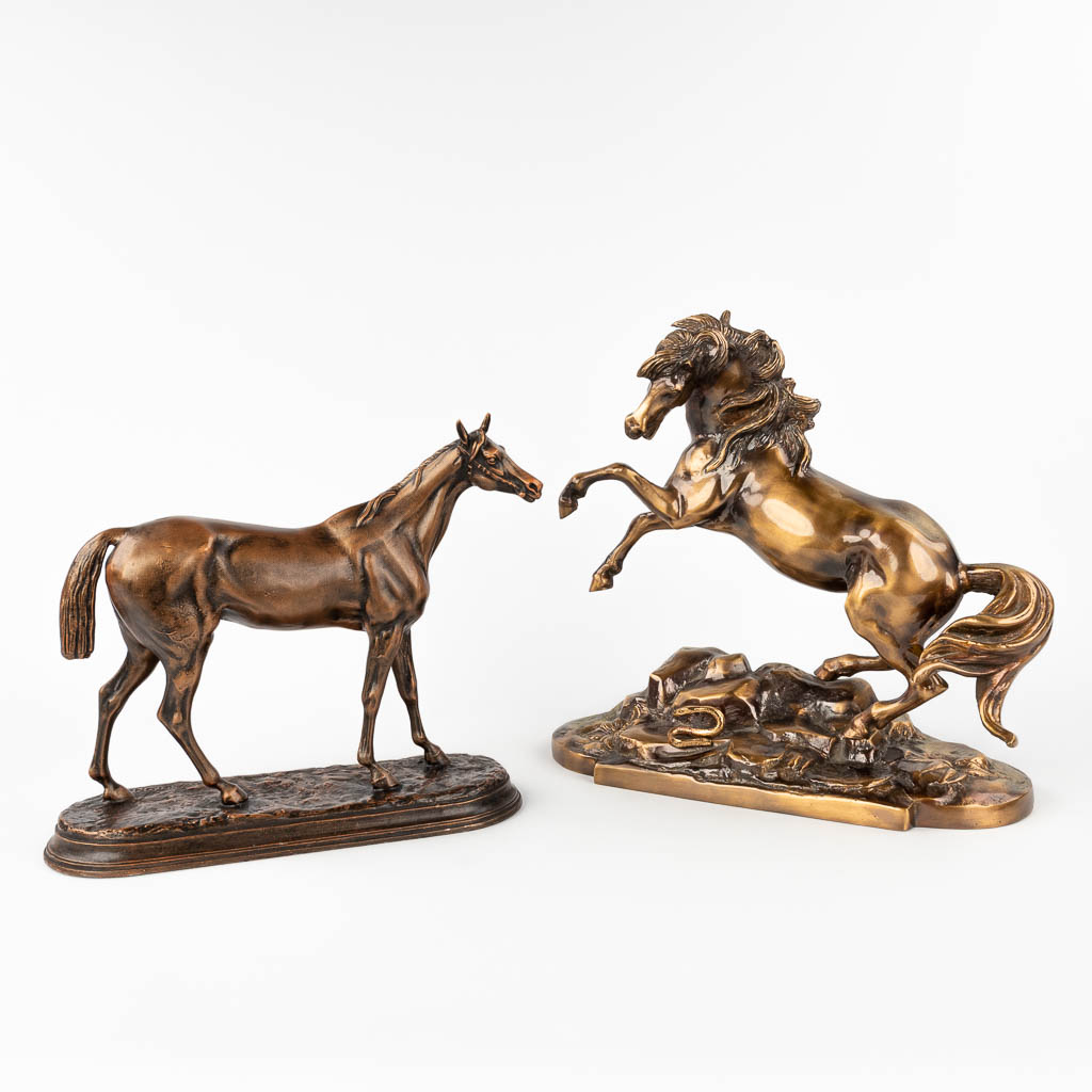 Een set van 2 jonge bronzen beelden van paarden. 20ste eeuw. (W: 35 x H: 33 cm)