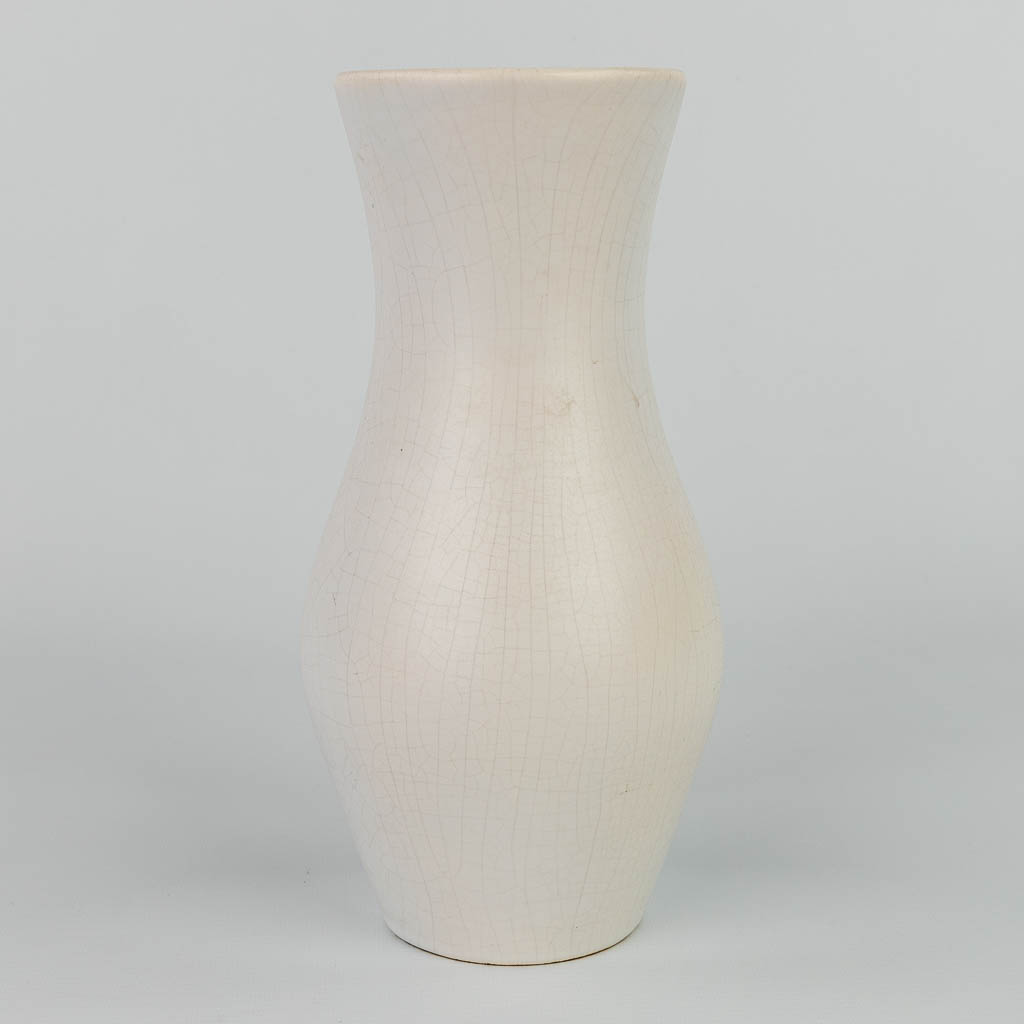 Een vaas met bloemendecor en gemerkt Flora Gouda Holland Rimini. (H:27cm)