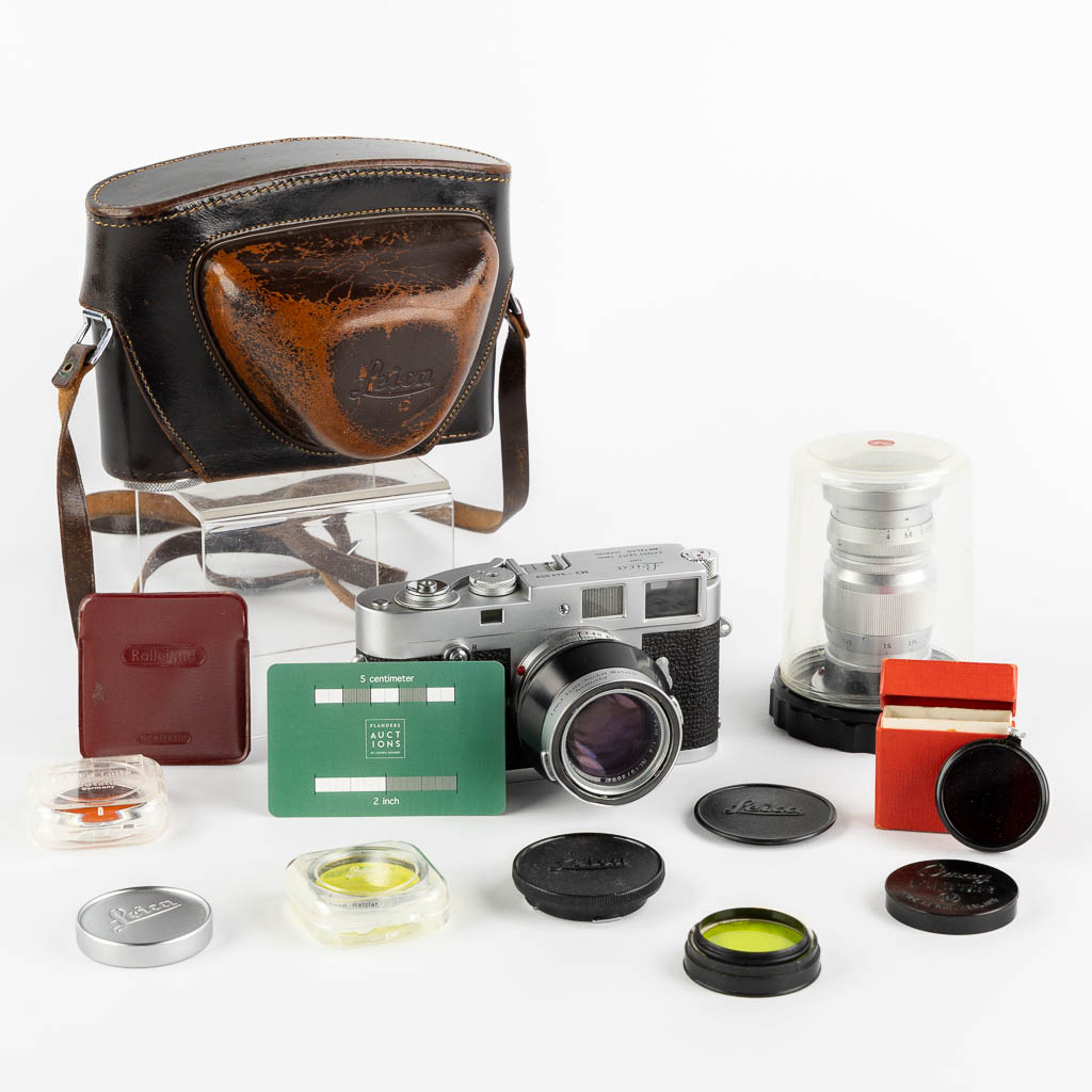 Leica, model M2, een analoge fotocamera. (L:8 x W:14 x H:7,6 cm)