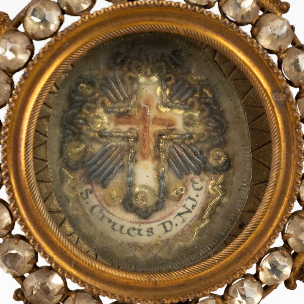 Een stralenmonstrans met relikwie "S Crucis D.N.J.C." 19de eeuw. (D:9 x W:11 x H:24 cm)