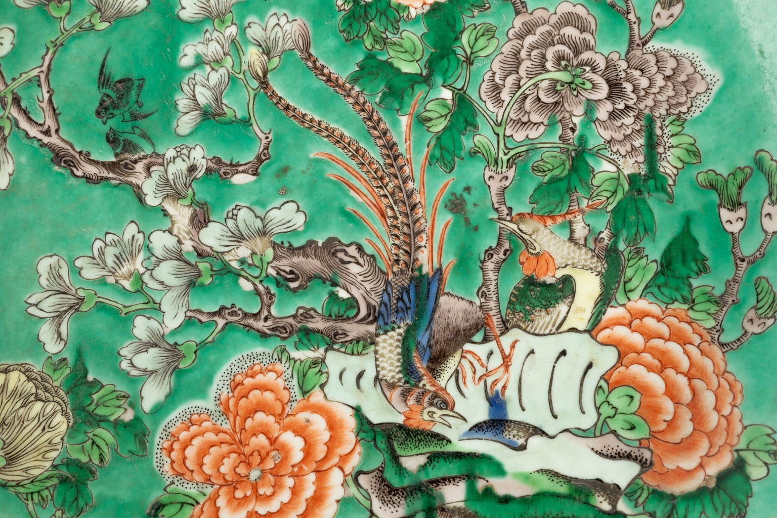 A Chinese Famille Verte plate, decorated with birds and flowers. 19th/20 C. (D:41 cm)