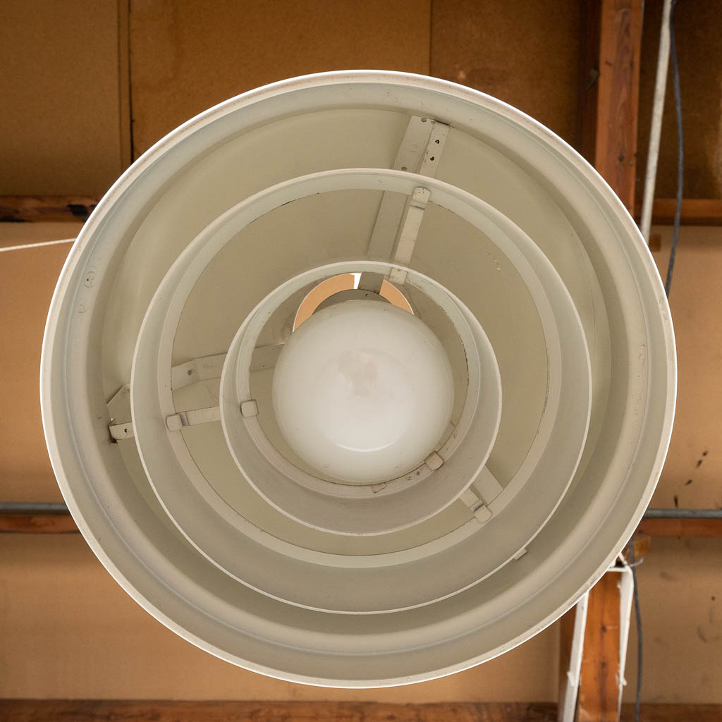 Een mid-century plafondlamp, gelakt metaal. (H:23 x D:36 cm)