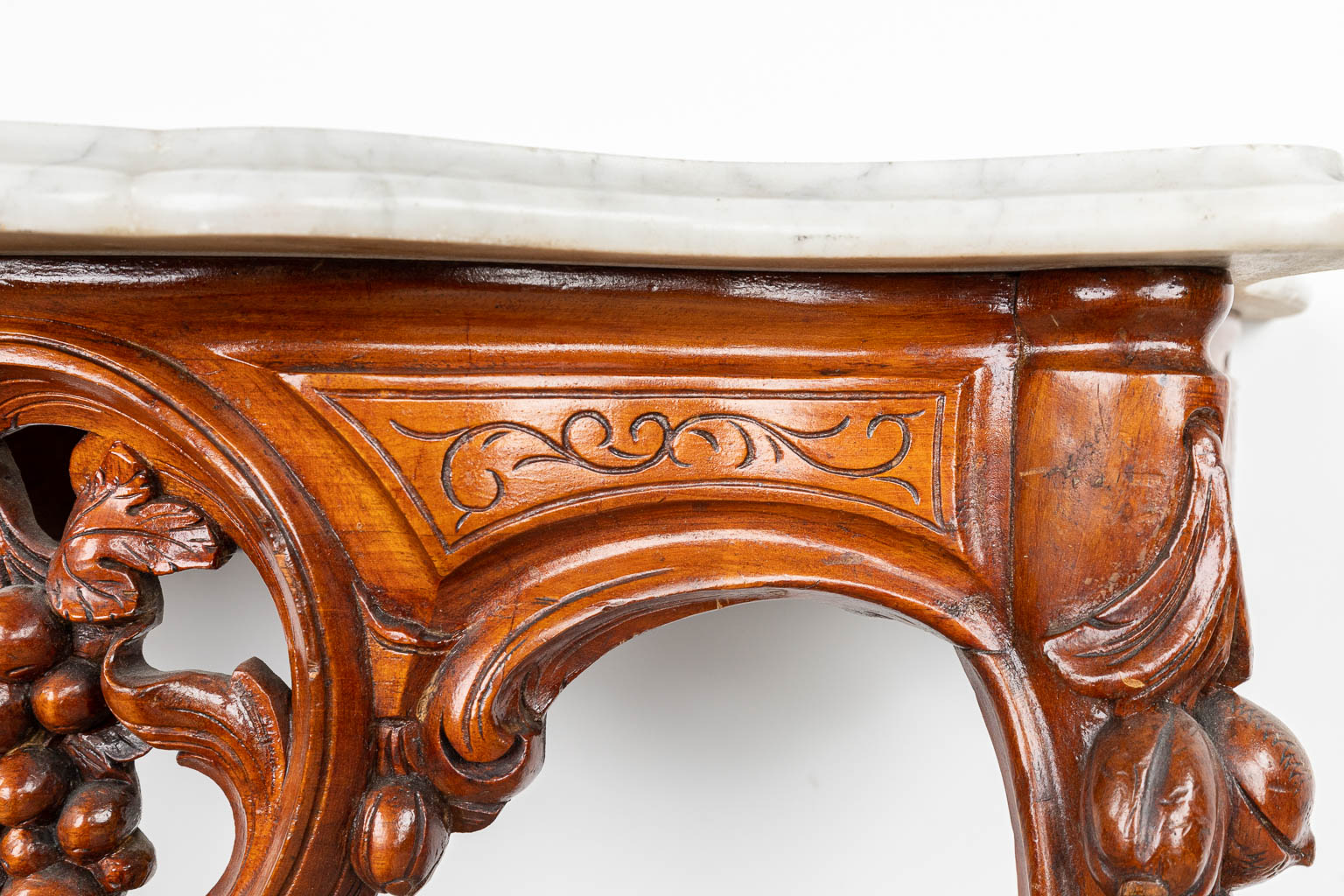 Een kleine consoletafel afgewerkt met witte marmer en gemaakt uit gesculpteerd hout in Louis Philippe stijl. (H:79cm)
