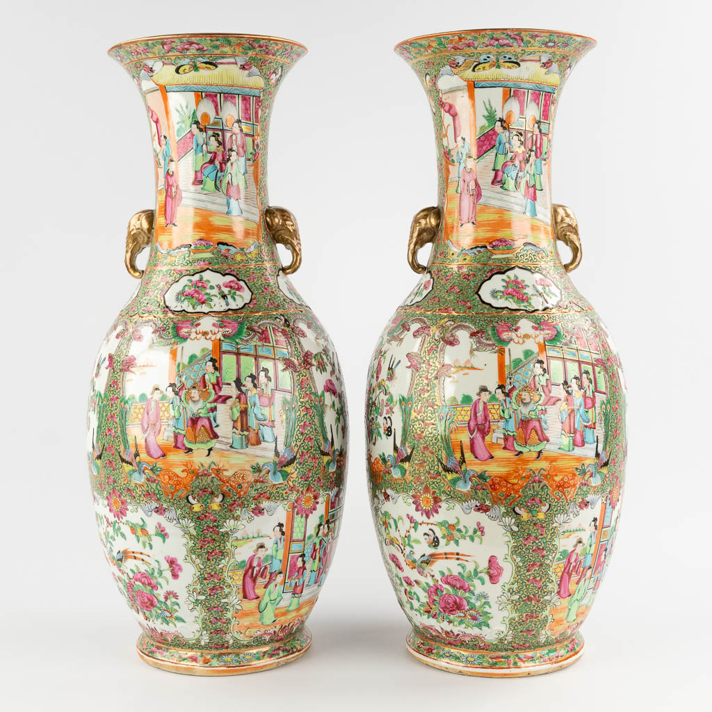 A pair of Chinese Kanton vases with elephant handles, 19th/20th C. (H:61 x D:25 cm)