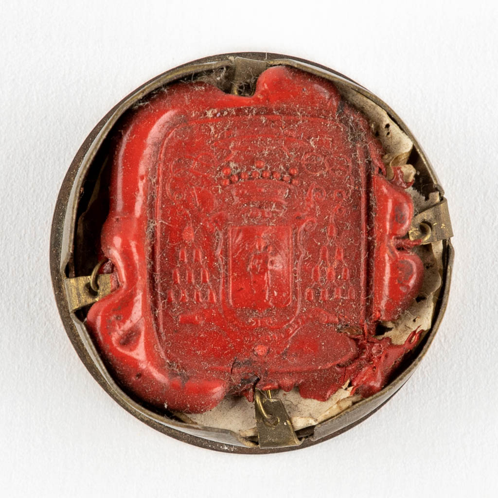 A sealed theca with relic and a document, Sancti Joannis a Cruce. (H:1,3 x D:3,3 cm)