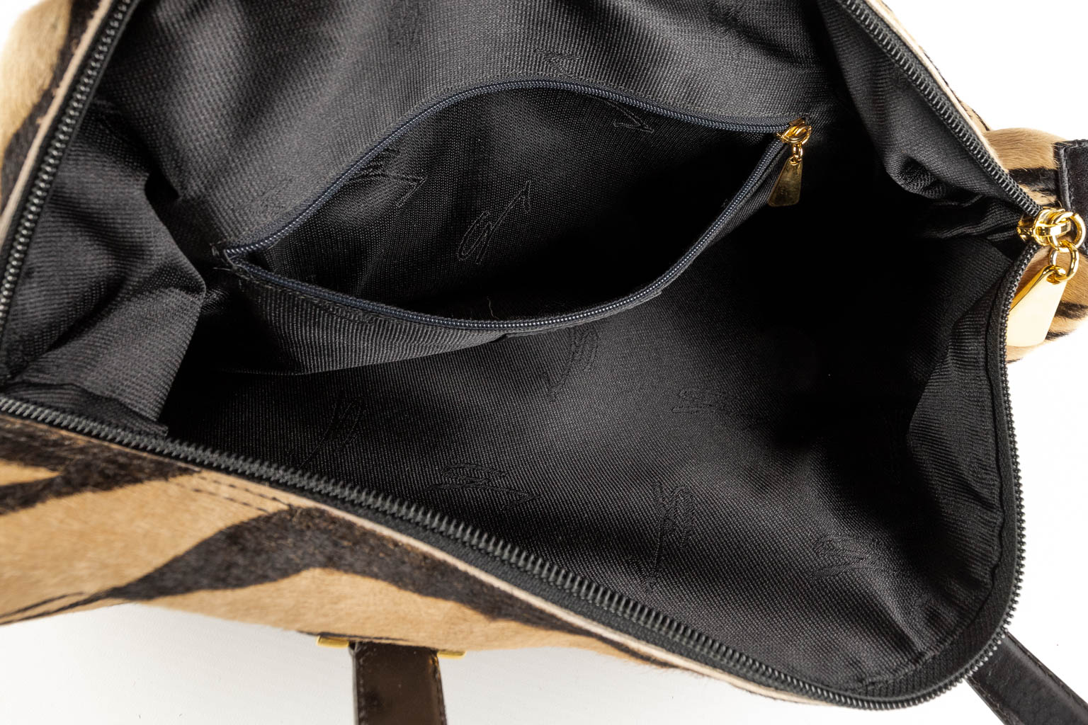Genny, a handbag made of horse leather. (D:15 x W:32 x H:28 cm)