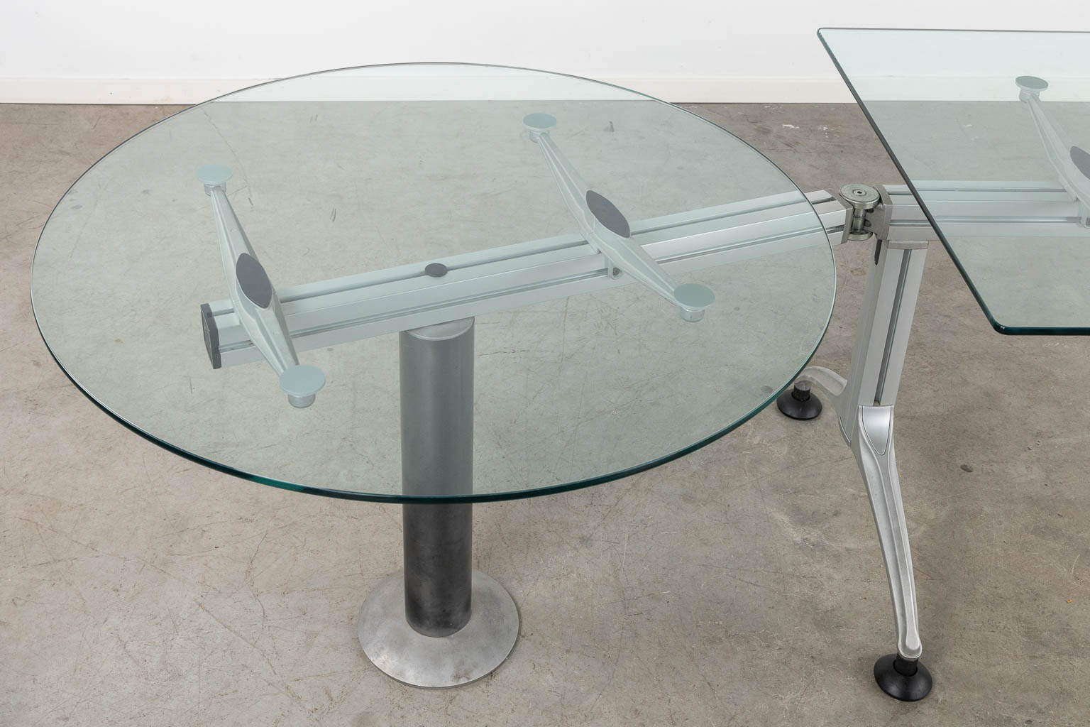 Frezza Tiper B2B, Desk, aluminium with two glass table tops. (L:90 x W:318 x H:73 cm)