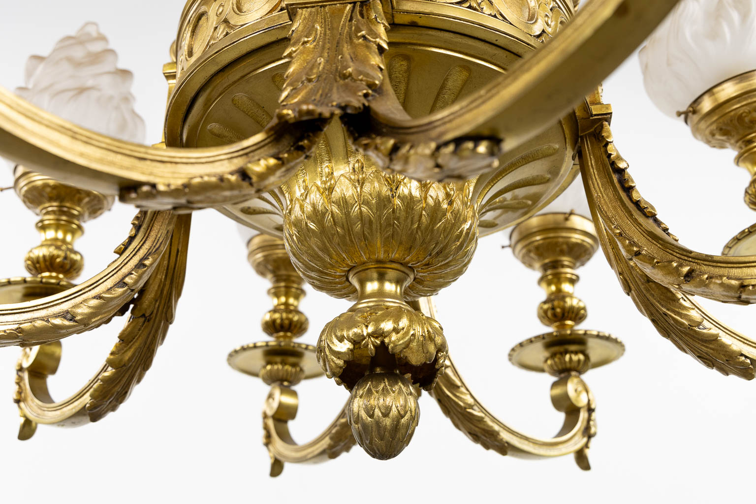 Een luchter, Lodewijk XVI stijl. Verguld brons. (H:100 x D:72 cm)