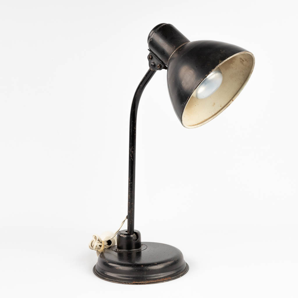  A mid-century table lamp or desk lamp made of metal.  (H:46 x D:18 cm)