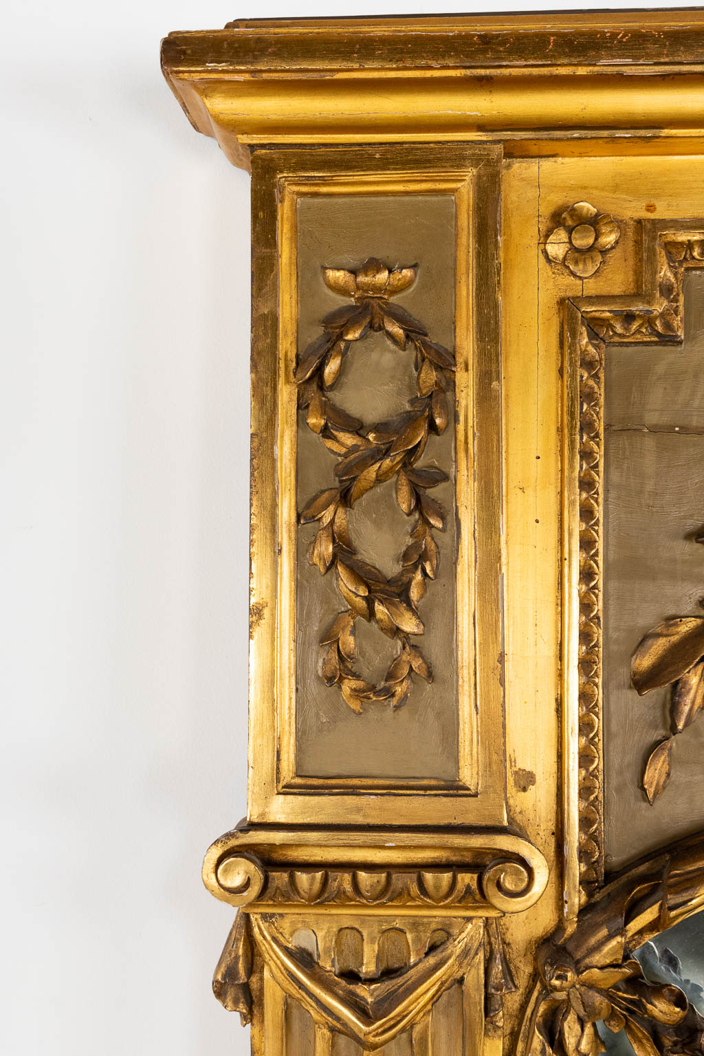 Een fijne en antieke spiegel, verguld en gesculpteerd hout in neoklassieke stijl. 19de eeuw. (W:113 x H:190 cm)