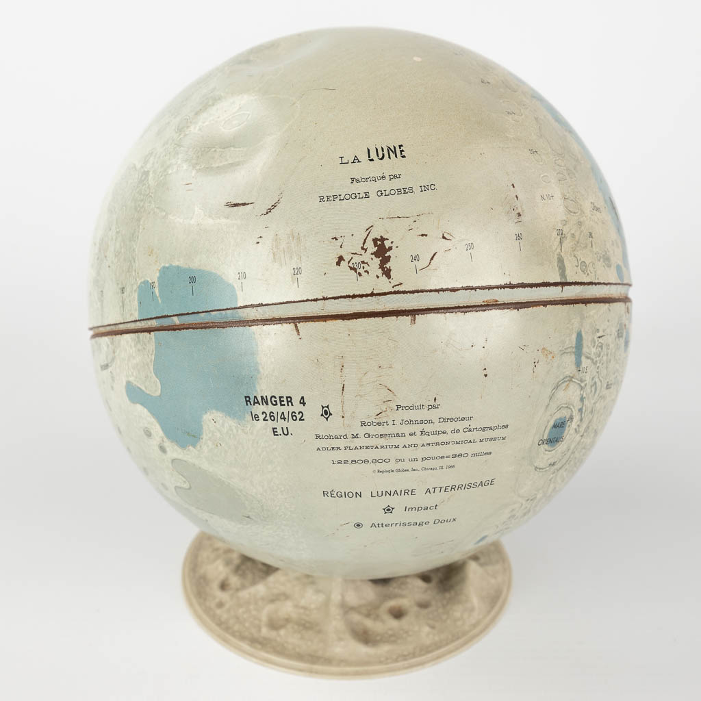 De aarde en de maan, een collectie van 2 globes. circa 1960. (H: 42 x D: 30 cm)