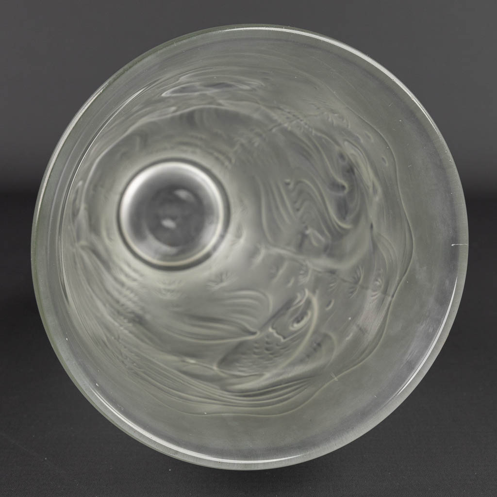 Een vaas versierd met vissen gemaakt uit satijnglas. Art deco periode (H:22cm)