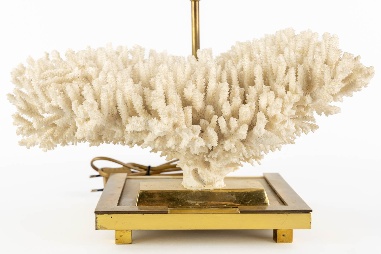Een decoratieve tafellamp gemonteerd met een witte koraal. Circa 1980. (L:25 x W:39 x H:49 cm)