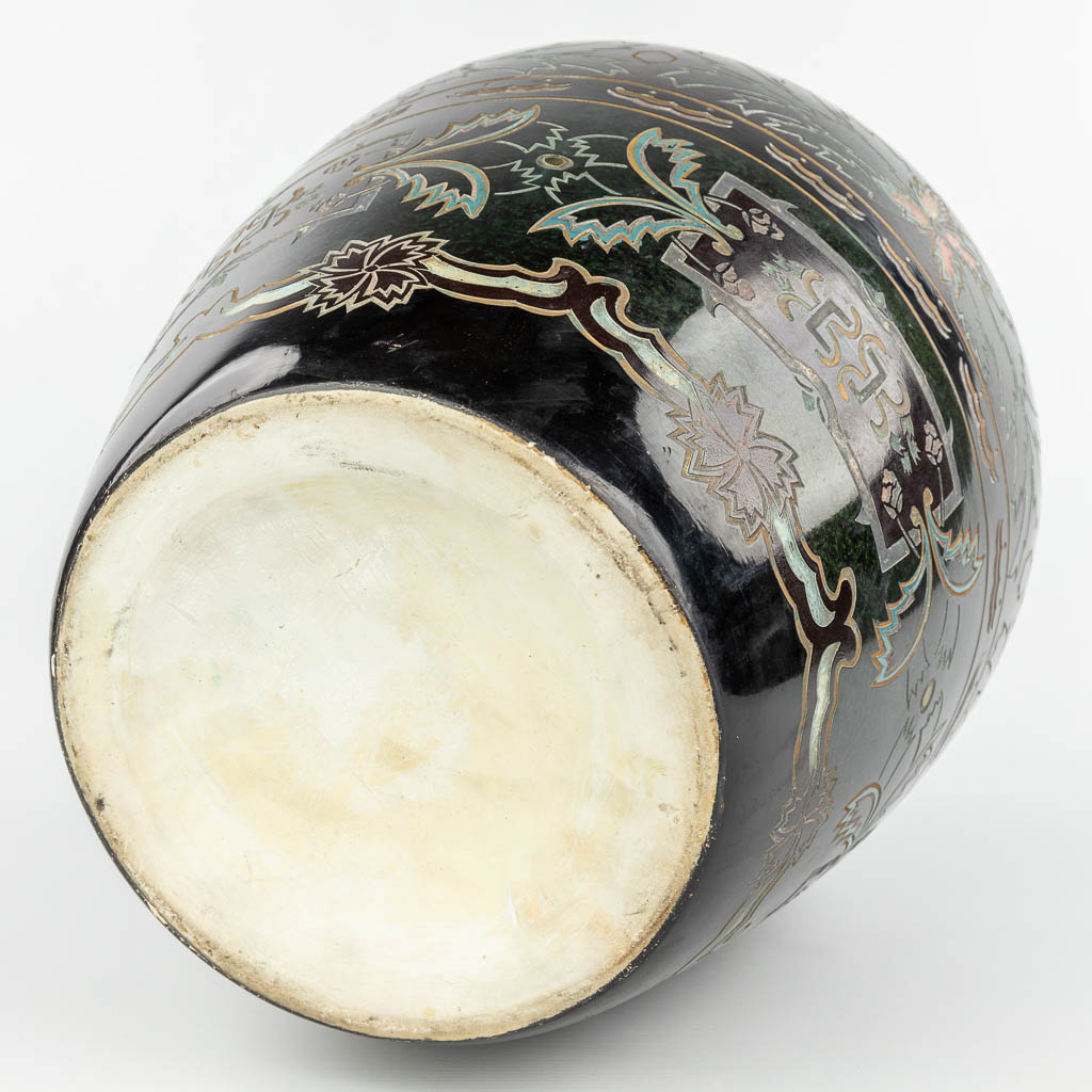 Een decoratieve vaas, gemaakt uit geglazuurd porselein met reliëfdecor. (H:52cm)