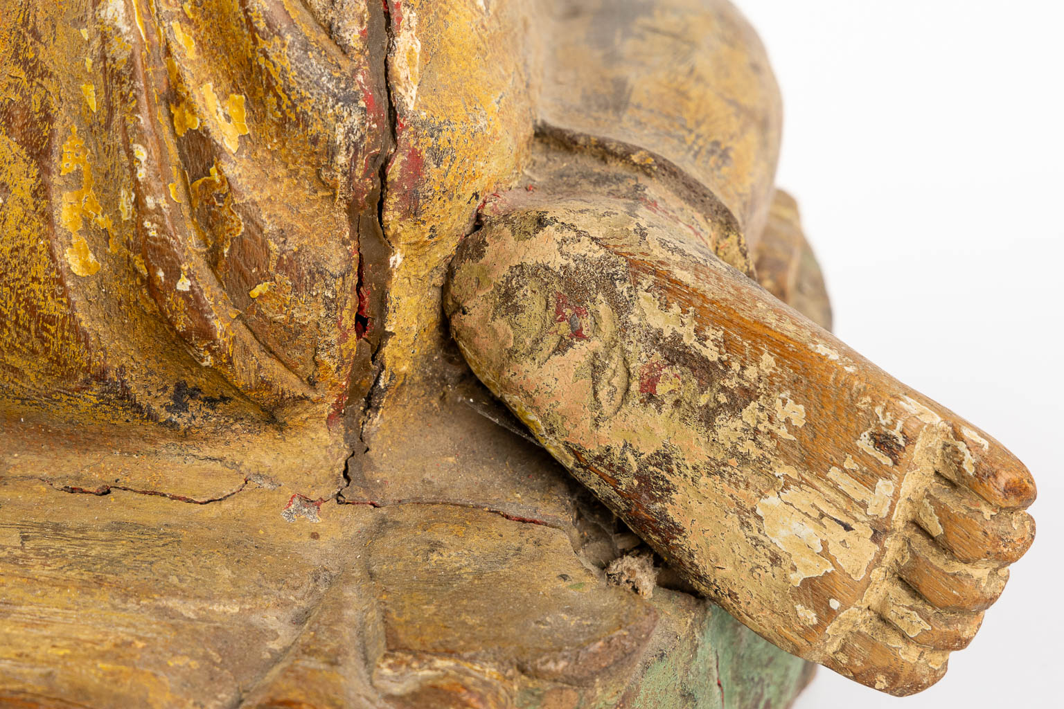 Een antieke houtsculptuur van een monnik, 18de/19de eeuw. (L:36 x W:30 x H:47 cm)