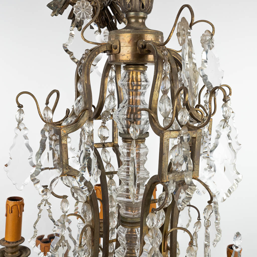 Een grote luchter gemaakt uit brons en versierd met geslepen glas, 16 lichtpunten (H:120cm)