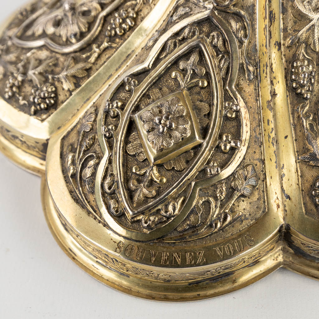 Een stralenmonstrans, verguld zilver afgewerkt met cabochons, Mechelen, België, 19de eeuw. (D:19 x W:30 x H:63 cm)