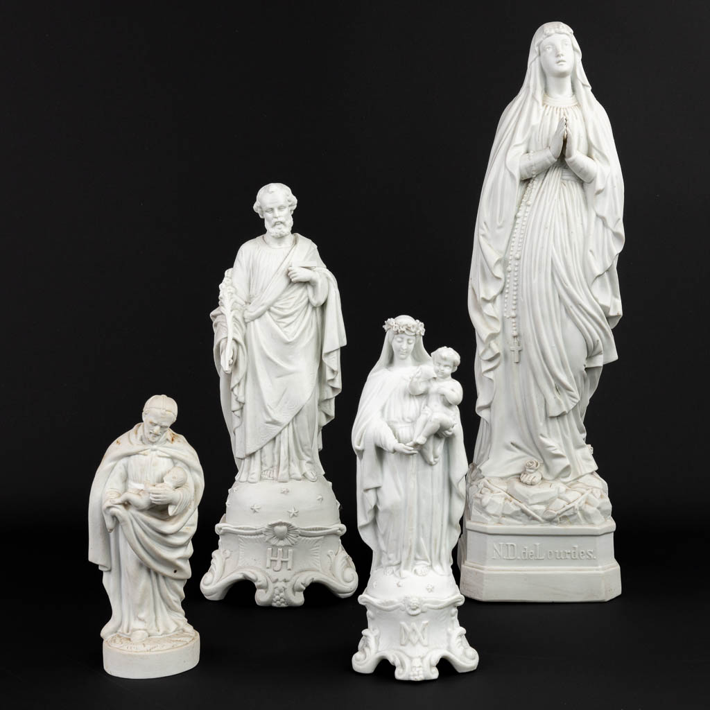 Een collectie van 4 biscuit porseleinen beelden van heilige figuren. (H:52,5cm)