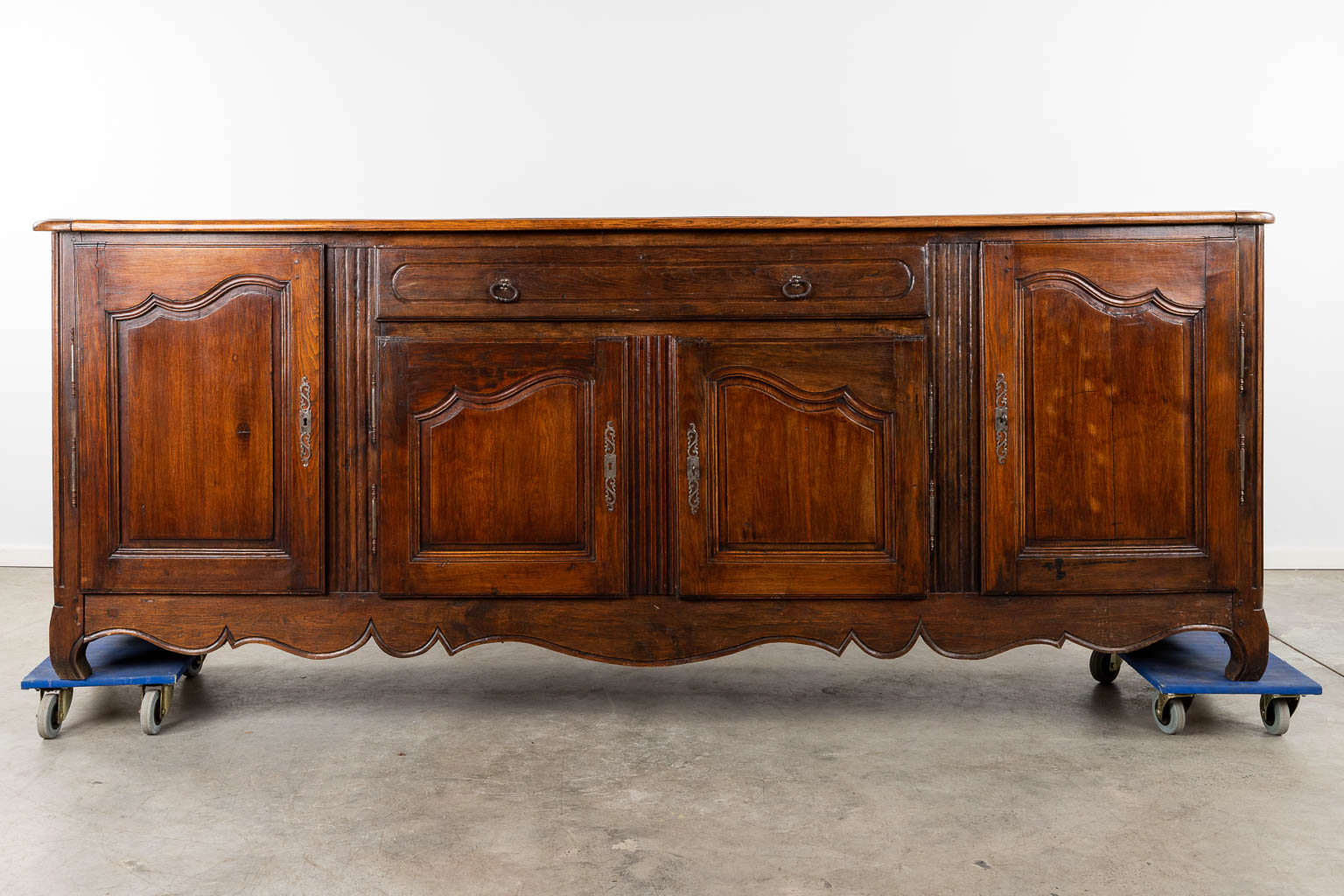An antique sideboard with 4 doors and a drawer, 18th C. (D:64 x W:281 x H:105 cm)