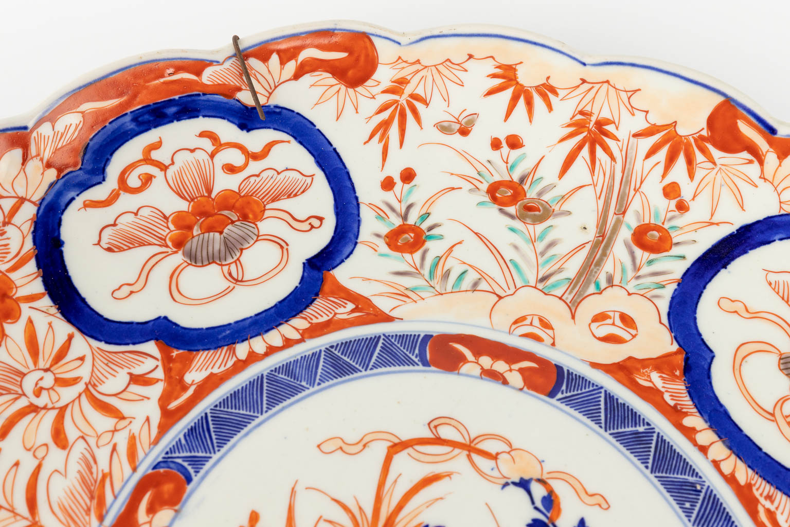A large Oriental display plate with Imari decor. 19th century. (H: 6,5 x D: 42 cm)