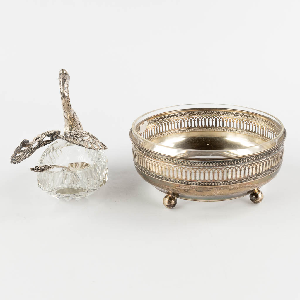 Een zwaan en schaal, zilver op kristal. 20ste eeuw. (H:7 x D:16 cm)