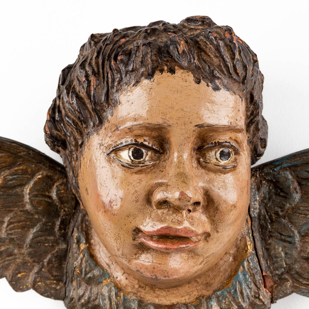 Een antieke houtsculptuur van een engel, polychromie, 18de eeuw. (W:61 x H:34 cm)