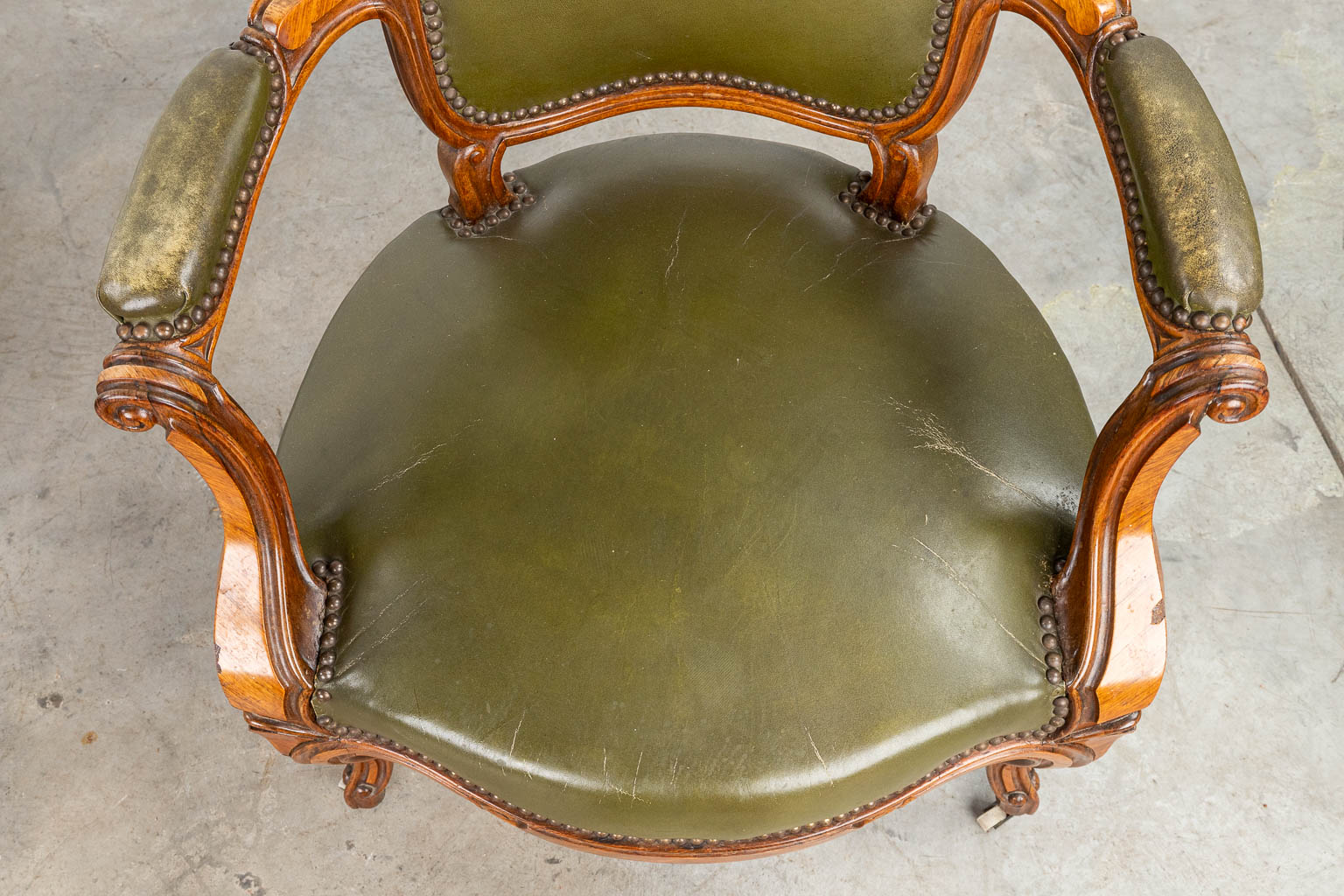 A pair of armchairs made of sculptured wood in Louis Philippe style. (H:101cm)